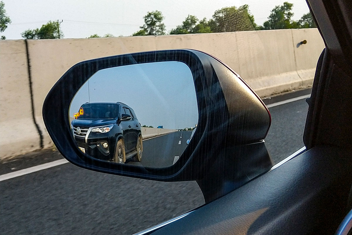 Toyota Camry 2.5Q 2019: Gương chiếu hậu tích hợp cảnh báo điểm mù.