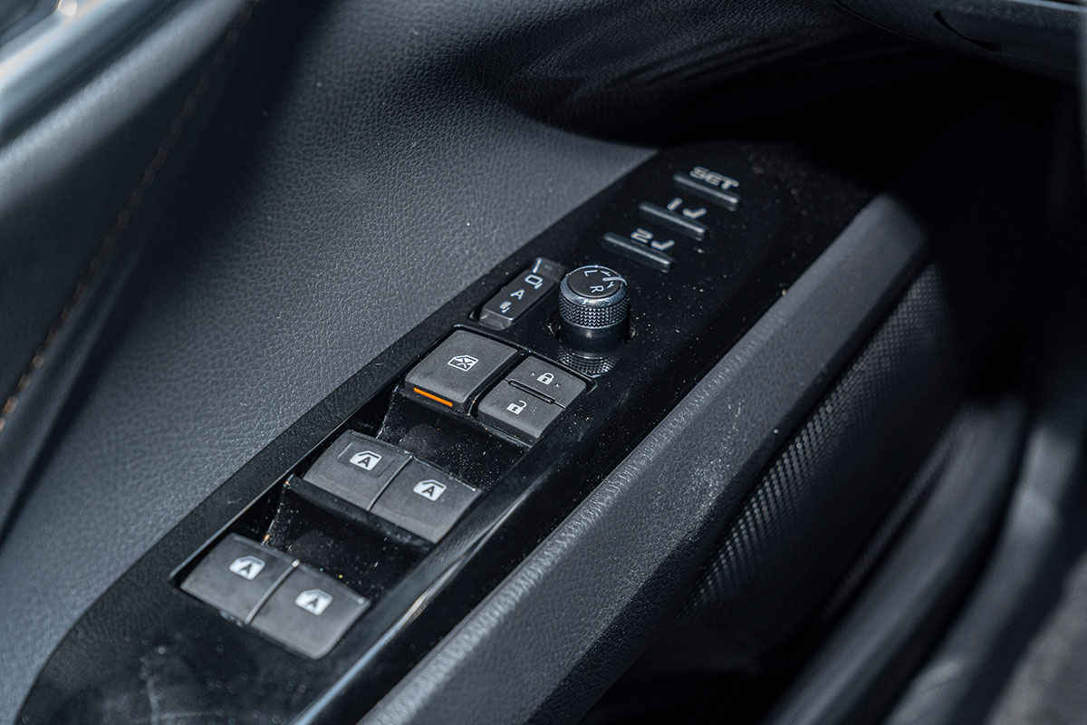 Toyota Camry 2.5Q 2019: Hệ thống chỉnh cửa điện.