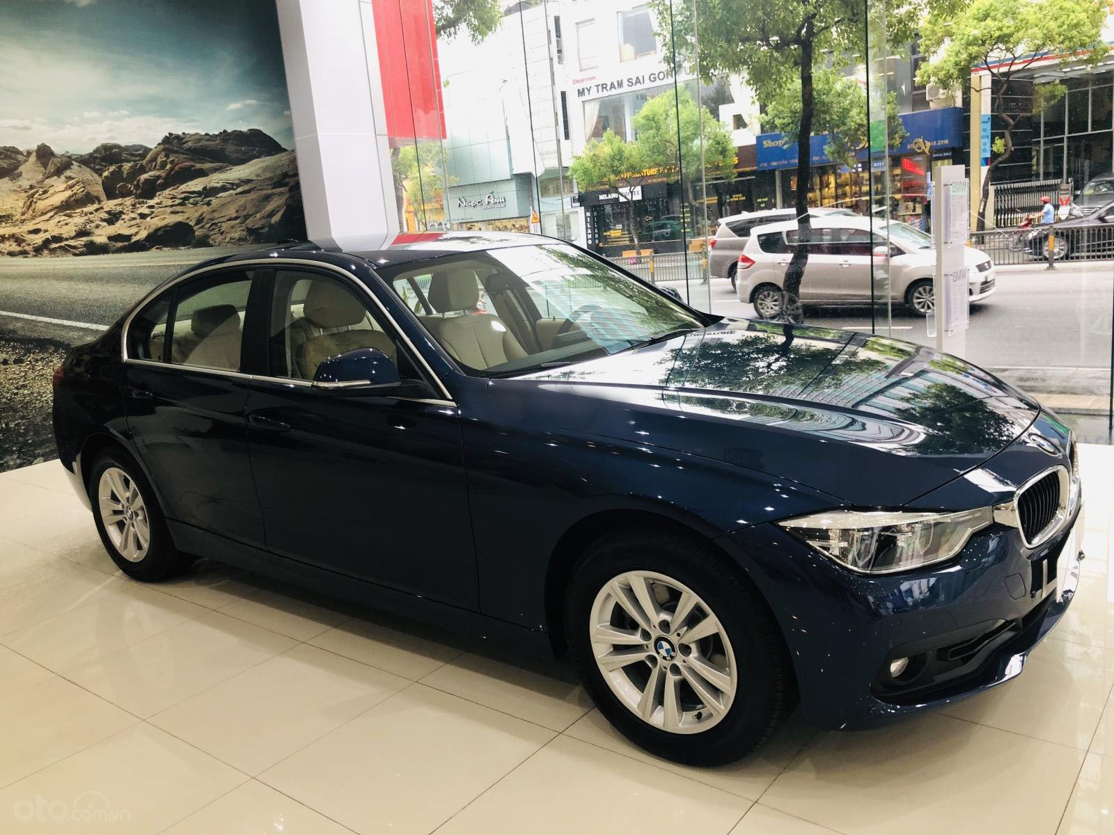 Khách hàng mua xe BMW trong tháng 12 sẽ nhận được nhiều khuyến mãi giảm giá hấp dẫn Khách hàng mua xe BMW trong tháng 12 sẽ nhận được nhiều khuyến mãi giảm giá hấp dẫn 1