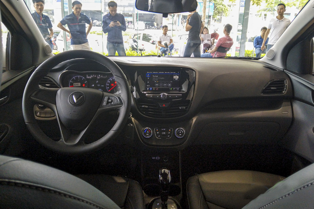 So sánh xe VinFast Fadil 2019 và Suzuki Celerio 2018 về nội thất.