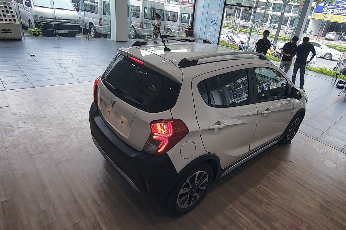 So sánh xe VinFast Fadil 2019 và Suzuki Celerio 2018 về thiết kế đuôi xe - Ảnh 4.