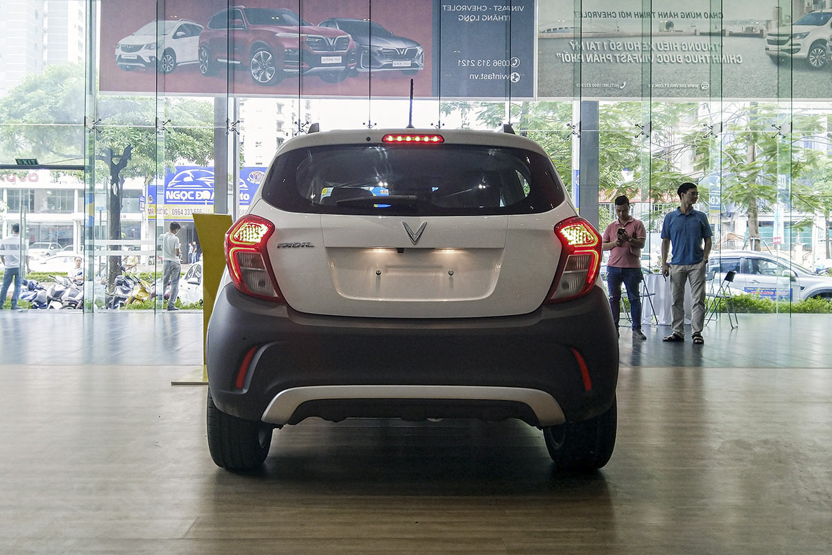 So sánh xe VinFast Fadil 2019 và Suzuki Celerio 2018 về thiết kế đuôi xe.