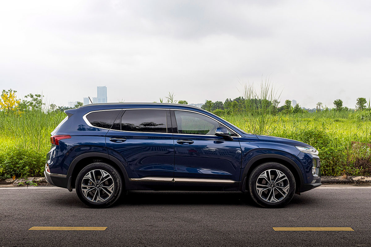 So sánh xe Mazda CX-8 2019 và Hyundai Santa Fe 2019 về thiết kế thân xe - Ảnh 1.