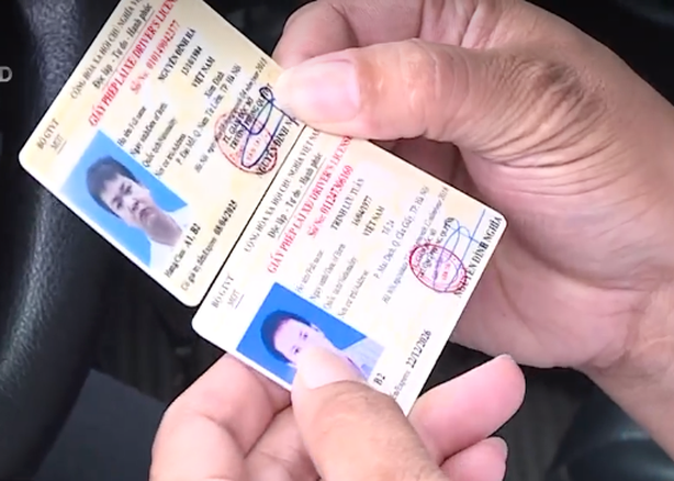 CSGT kiểm tra bằng lái xe “giả” thông qua việc quét mã QR 2 CSGT kiểm tra bằng lái xe “giả” thông qua việc quét mã QR 2a
