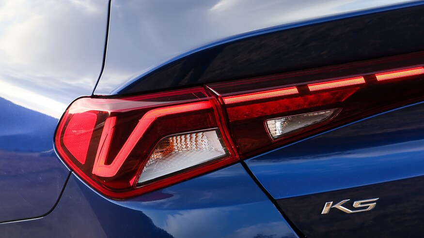 Đánh giá xe Kia Optima 2021 về đuôi xe: đèn xe