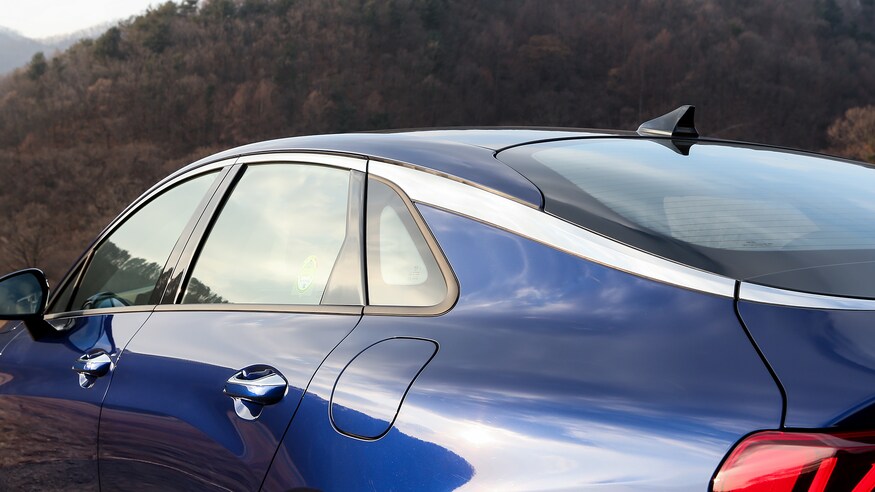 Đánh giá xe Kia Optima 2021 về thân xe: góc đuôi xe