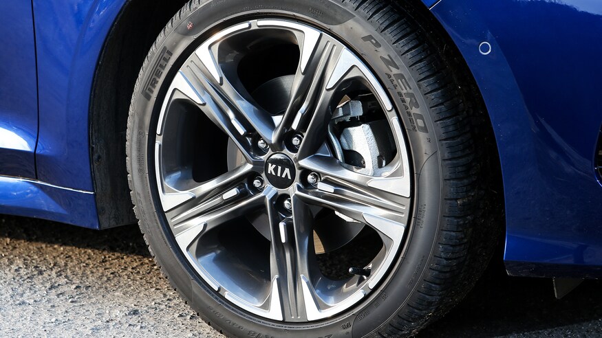 Đánh giá xe Kia Optima 2021 về thân xe: bánh xe