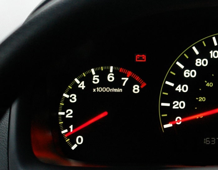 Đèn báo ắc quy trên đồng hồ lái cho thấy ô tô không có đủ điện năng.