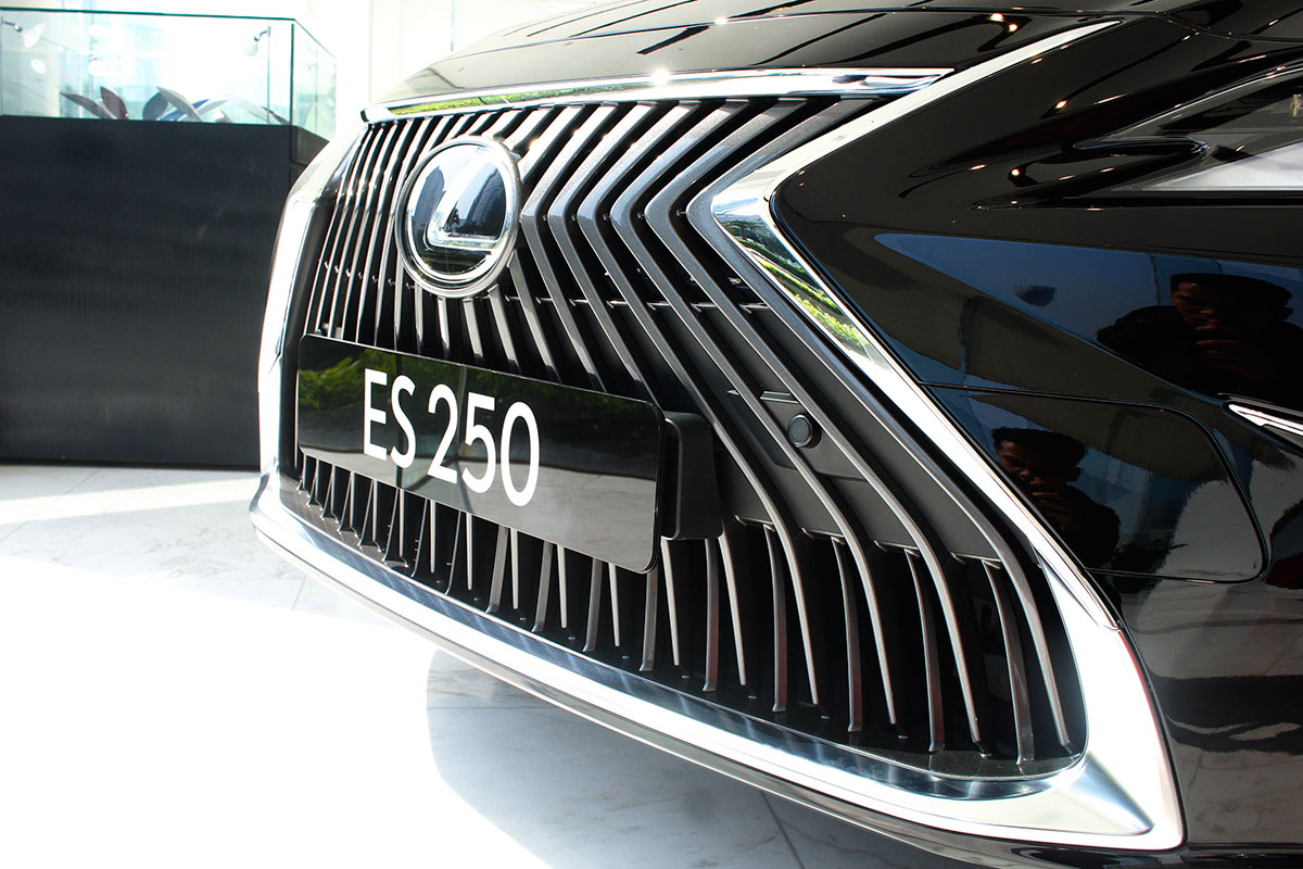 Lexus ES 250 2020 đã chốt giá tại Việt Nam, rẻ hơn Mercedes-Benz E350 AMG a2