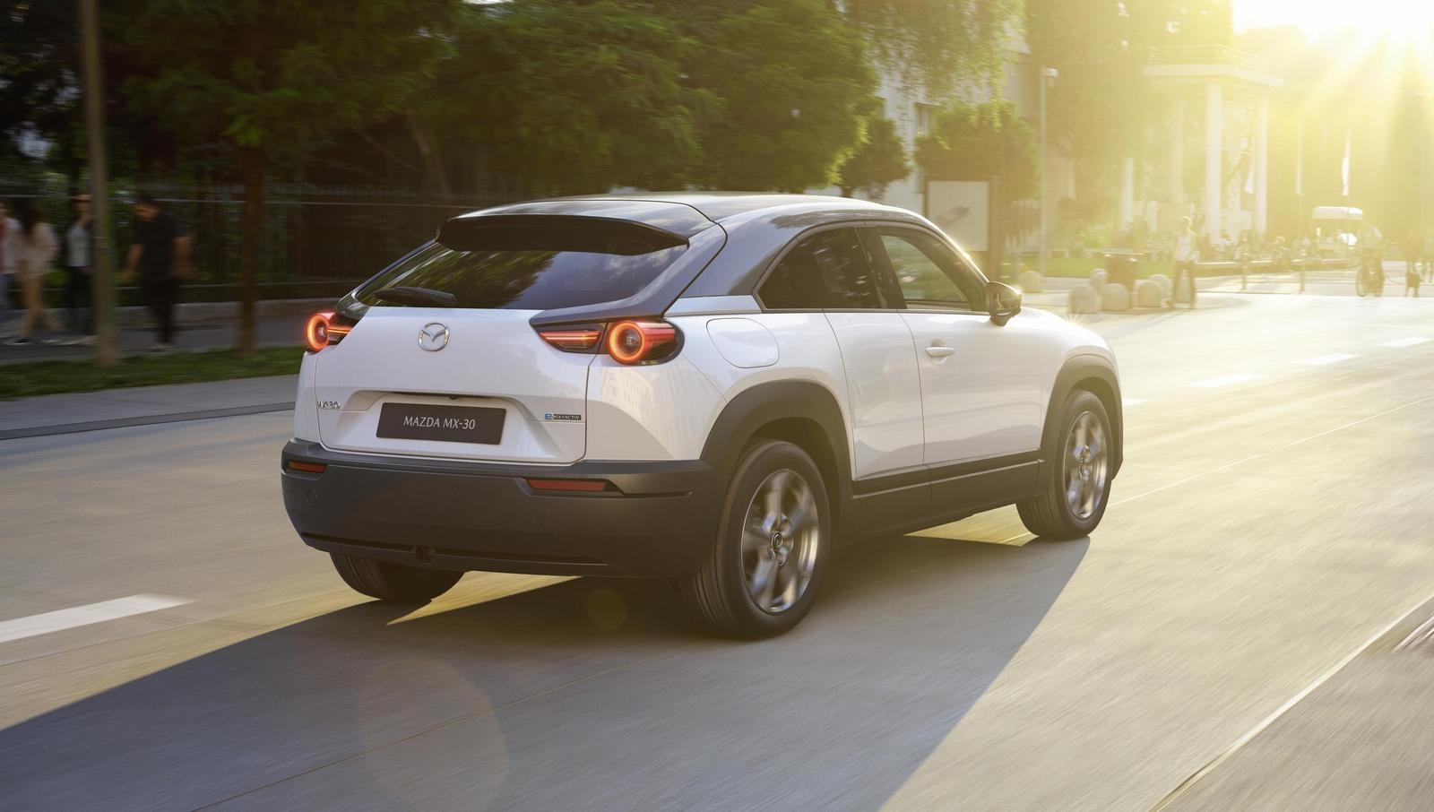 Đánh giá xe Mazda MX-30 2021 về đuôi xe - ảnh 1 Đánh giá xe Mazda MX-30 2021 về đuôi xe: góc 3/4 đuôi xe