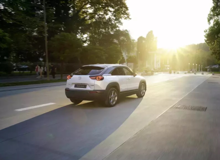 Đánh giá xe Mazda MX-30 2021 về trang bị an toàn Mazda MX-30 2021 đang chạy
