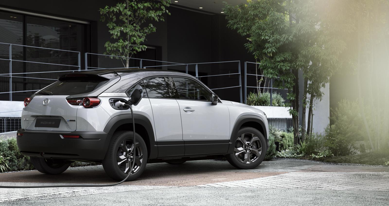 Đánh giá xe Mazda MX-30 2021 về động cơ - ảnh 2 xe Mazda MX-30 2021 đang sạc điện