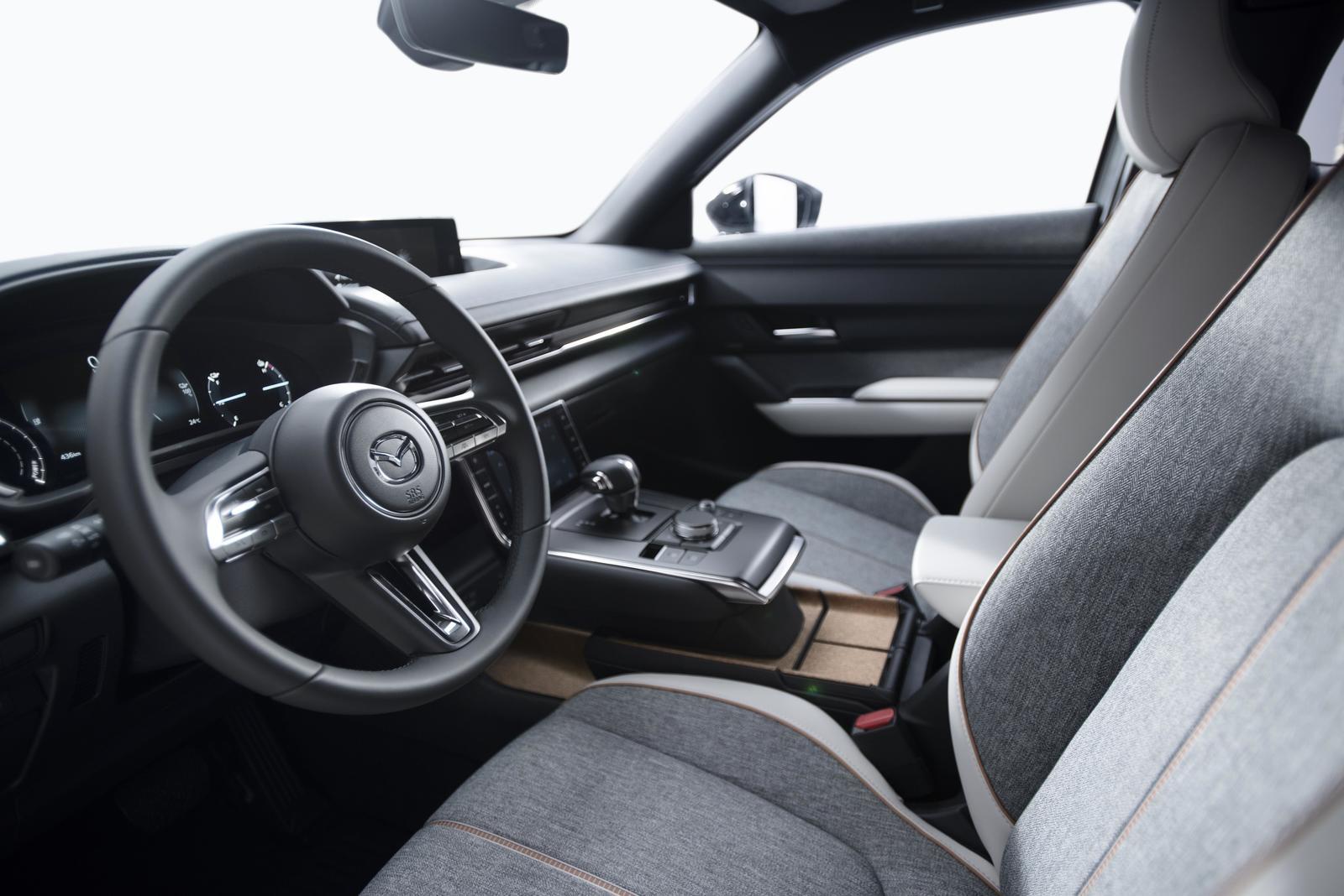 Đánh giá xe Mazda MX-30 2021 về bảng táp-lô Đánh giá xe Mazda MX-30 2021 về bảng táp-lô.
