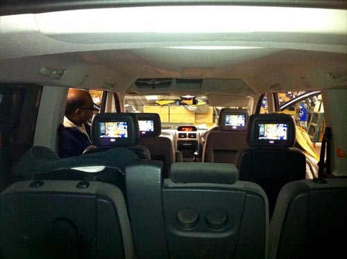 Mua xe MPV nên để ý gì - Giải trí ghế sau.