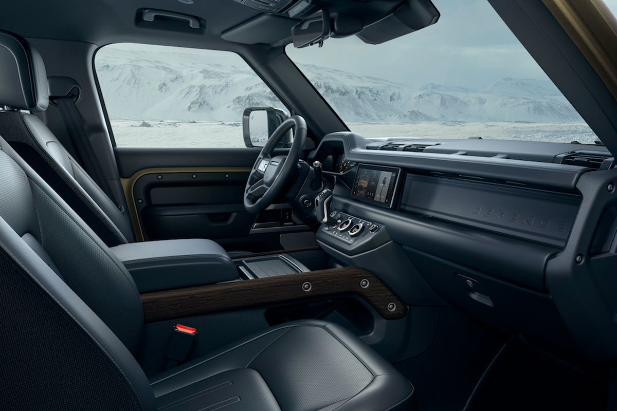 Nội thát của Land Rover Defender 2020 mang đậm chất hiện đại và công nghệ cao.