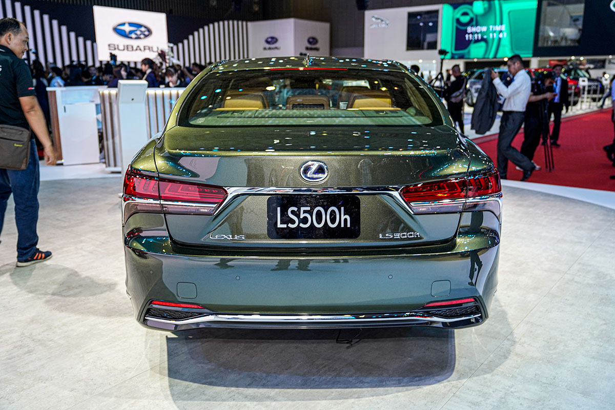 Lexus LS 2020 sẽ có màu sơn xanh Terrane Khaki độc đáo.