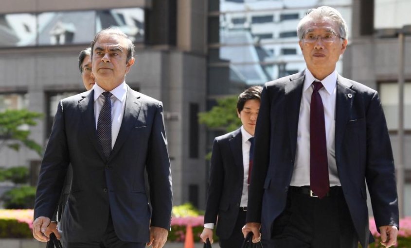 Carlos Ghosn và luật sư Junichiro Hironaka trong một lần tới hầu tòa/