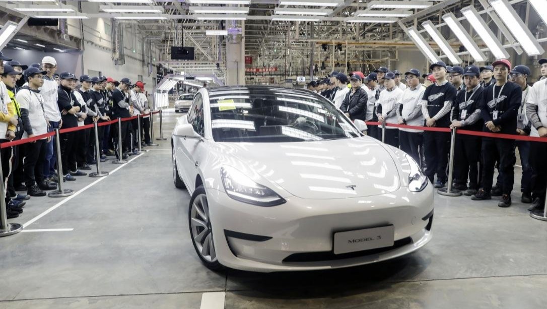 Những chiếc Tesla Model 3 đầu tiên lăn bánh khỏi nhà máy Thượng Hải.