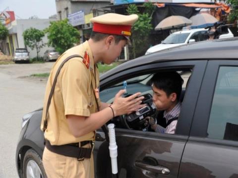 Không có nồng độ cồn, Cảnh sát giao thông có quyền kiểm tra giấy tờs