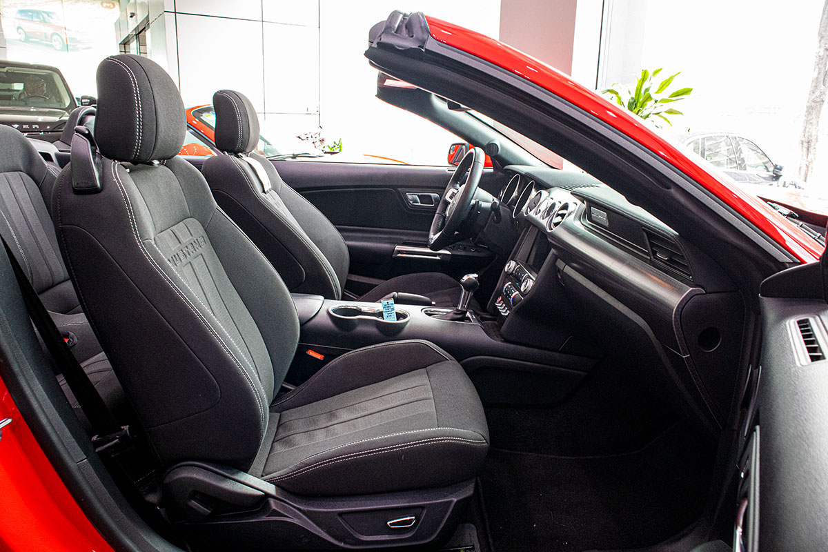 Ford Mustang Convertible 2020: "Ngựa hoang" rẻ hơn Chevrolet Camaro tại Việt Nam a16