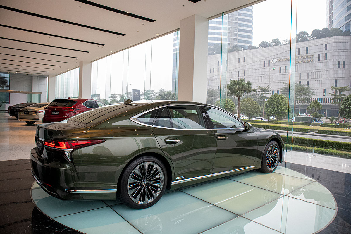 Hình ảnh ngang sau xe Lexus LS500h 2020