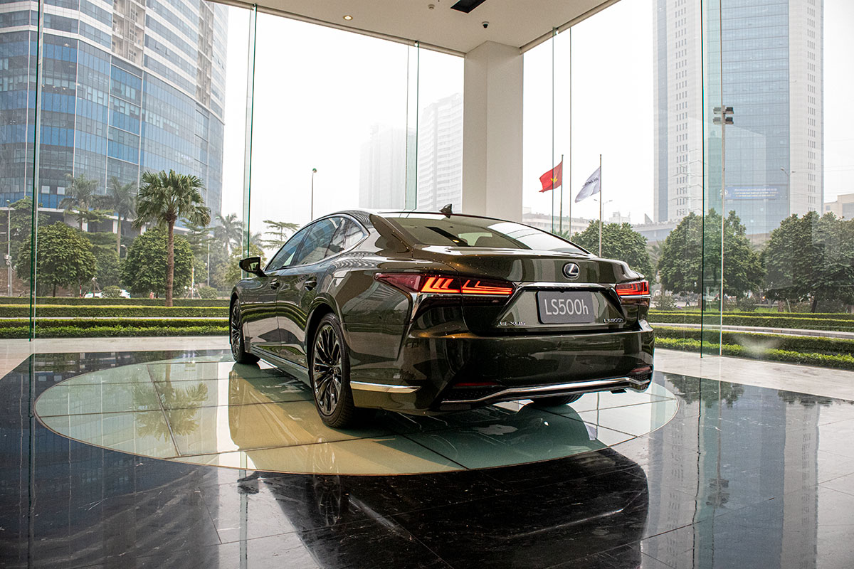 Lexus LS500h 2020 bản giới hạn đầu tiên tại Hà Nội 26 Đuôi xe Lexus LS500h 2020