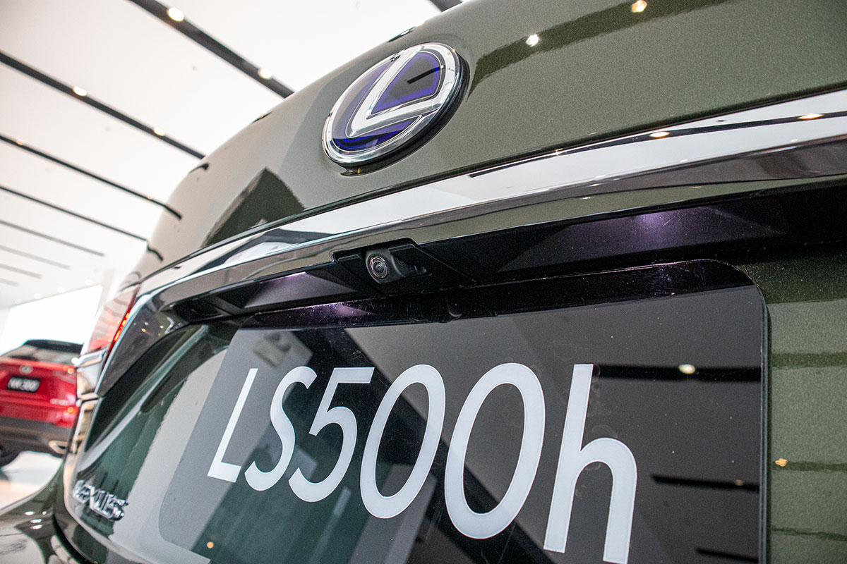 Camera lùi xe Lexus LS500h 2020