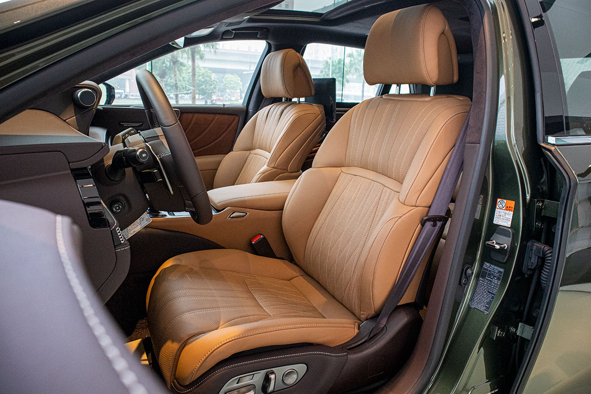 Ghế trước xe Lexus LS500h 2020