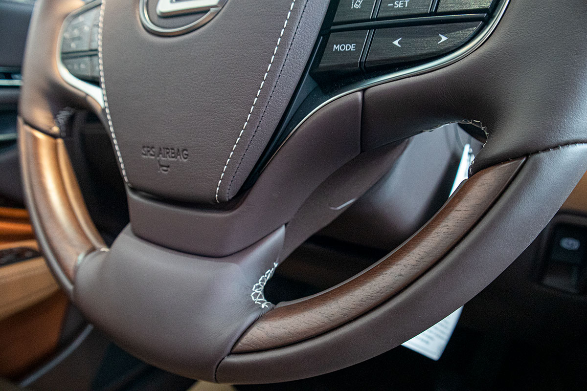 Vô-lăng ốp gỗ xe Lexus LS500h 2020