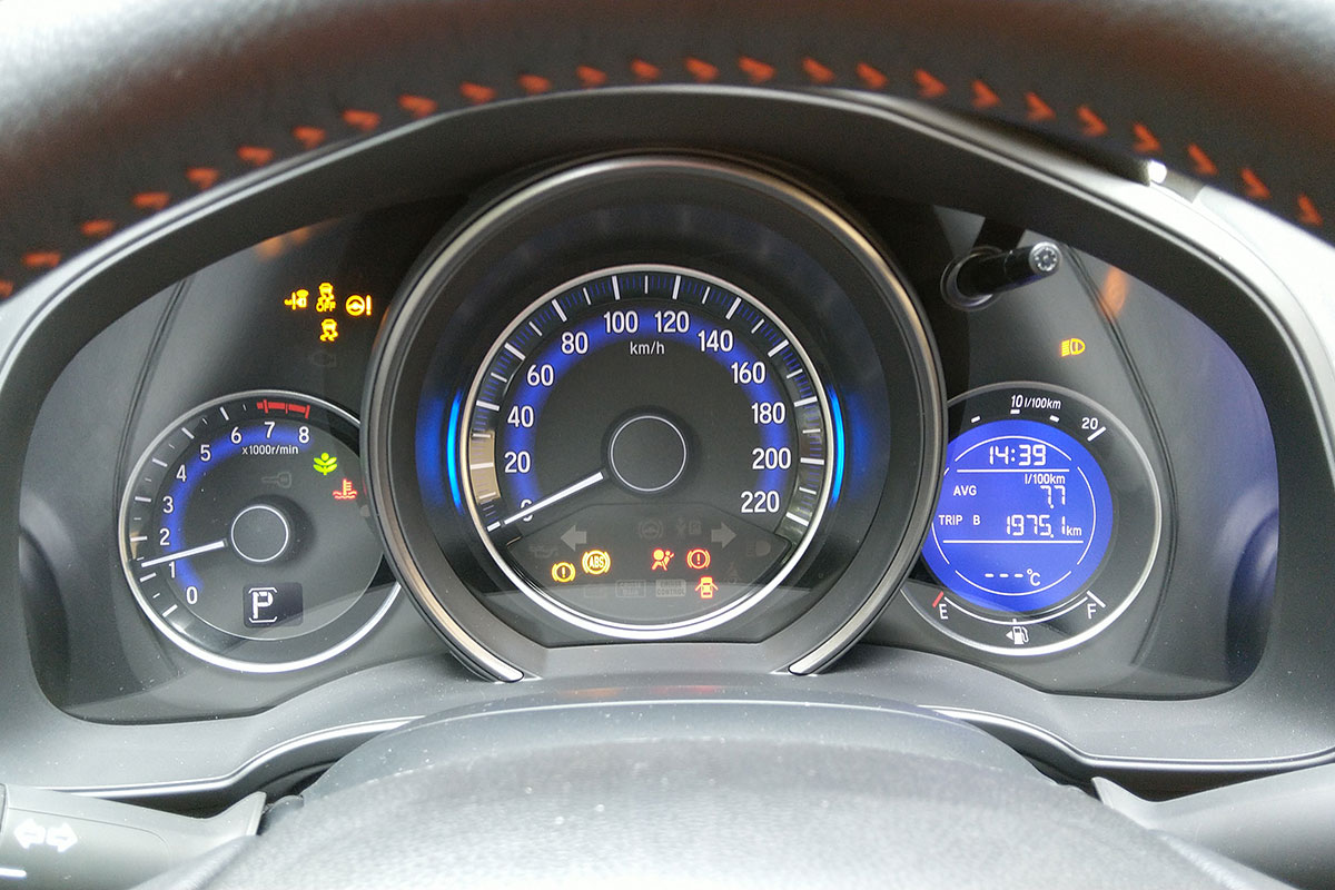 Đồng hồ lái của xe Honda Jazz 2020 Đồng hồ lái của xe Honda Jazz 2020 1