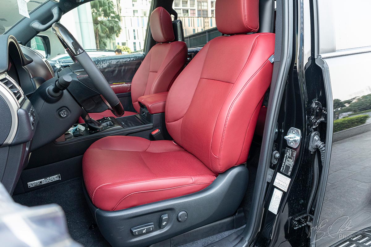 Đánh giá xe Lexus GX 460 2020: Ghế lái.