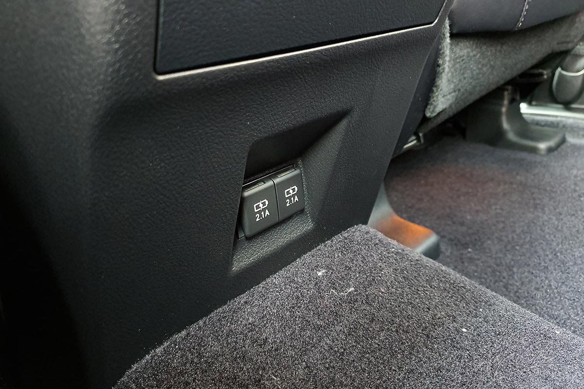 Đánh giá xe Lexus GX 460 2020: Hai cổng USB được bổ sung thêm cho hàng ghế thứ 2 và 3.