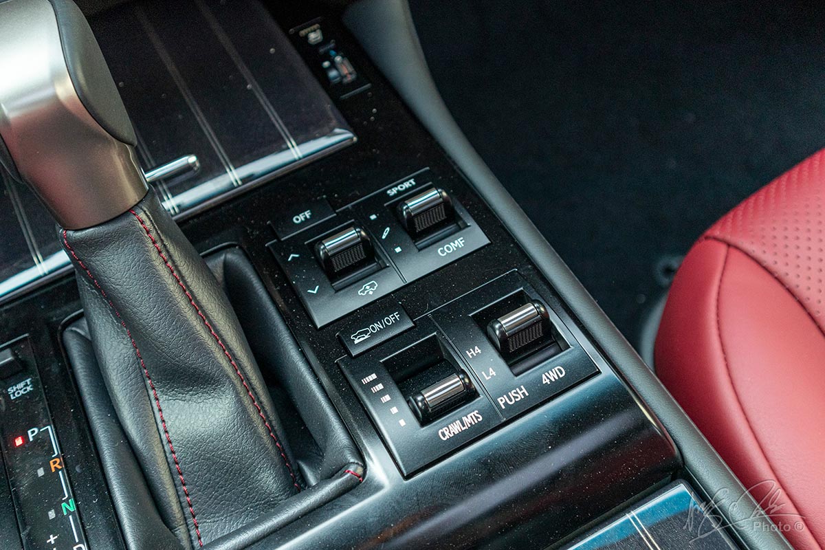 Đánh giá xe Lexus GX 460 2020: hệ thống kiểm soát thu thập dự liệu Crawl Control và hệ thống lái đa địa hình Multi-Terrain Select.