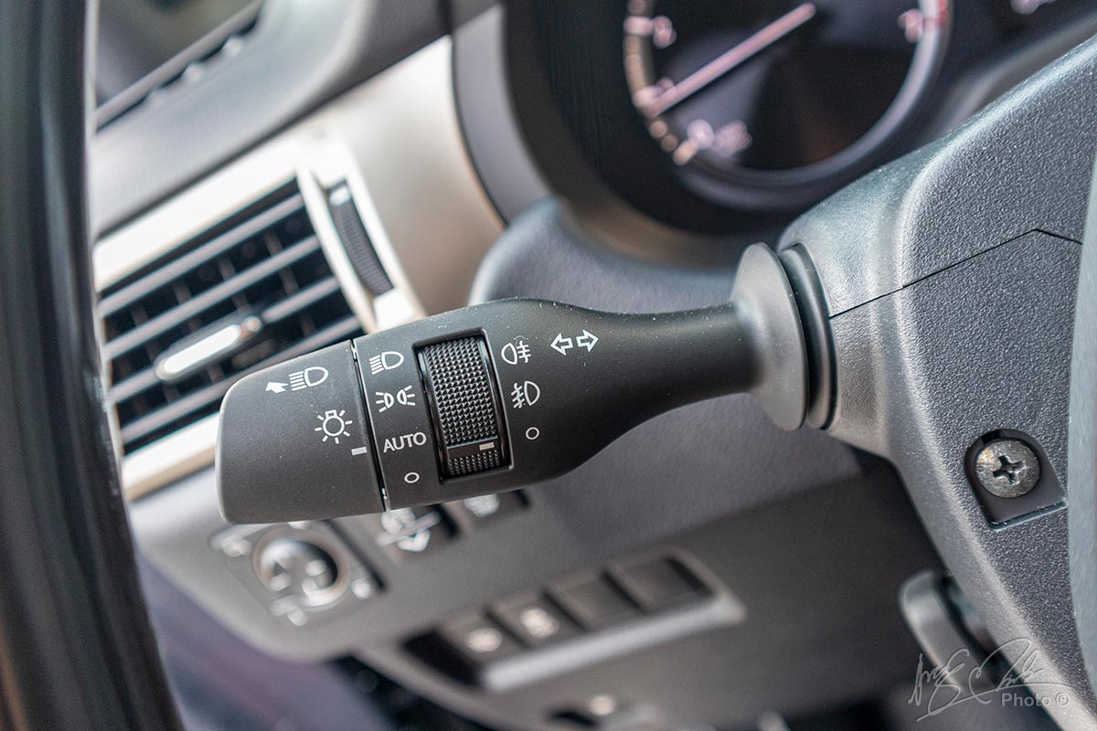 Đánh giá xe Lexus GX 460 2020: Đèn pha tự động.