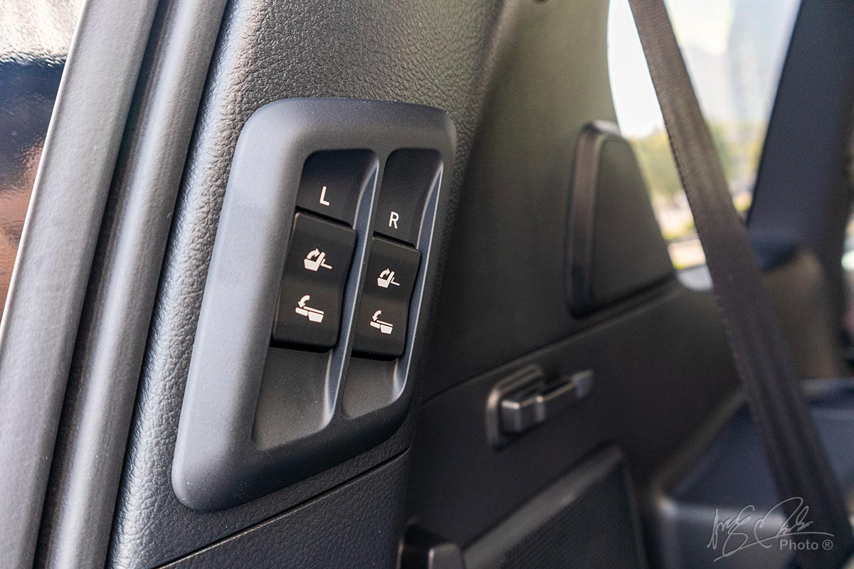 Đánh giá xe Lexus GX 460 2020: Ghế hành thứ 3 chỉnh điện từ khoang hành lý.