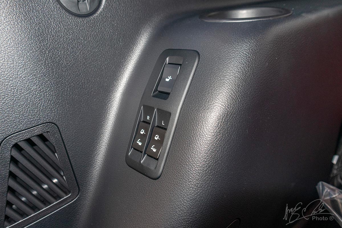 Đánh giá xe Lexus GX 460 2020: Ghế hành thứ 3 chỉnh điện từ bệ tỳ tay.
