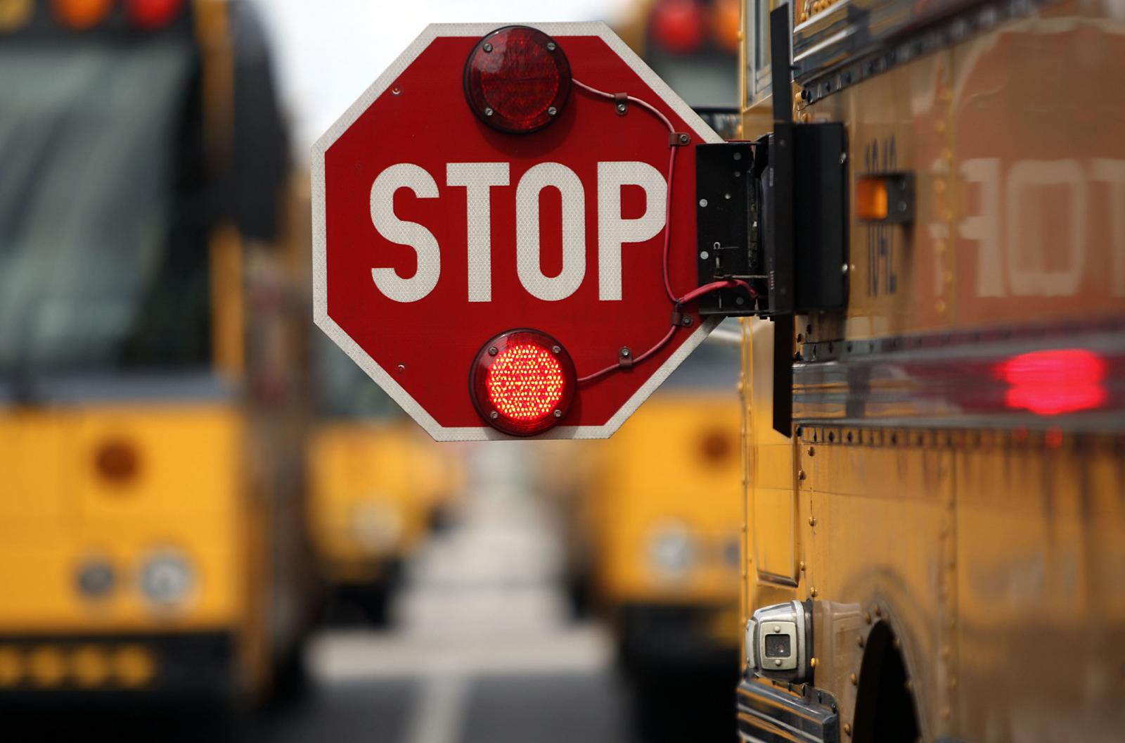 Xe bus có quyền ưu tiên khi đi trên đường.