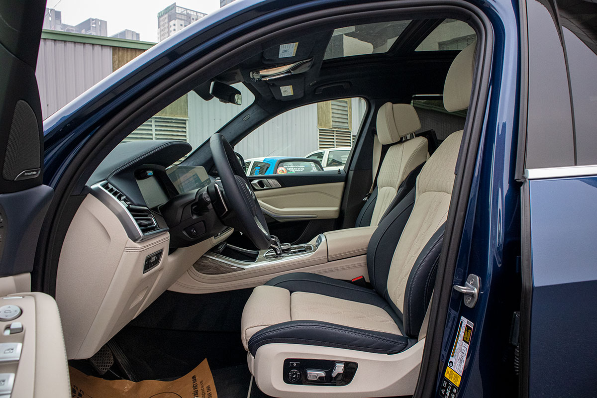 Ảnh chụp ghế lái xe BMW X7 2020