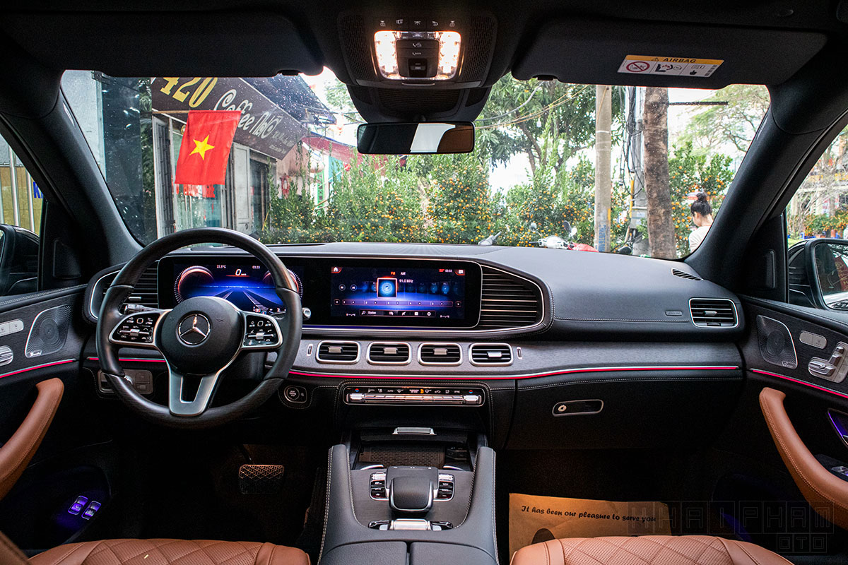 Khoang lái xe Mercedes-Benz GLE300 Diesel 2020
