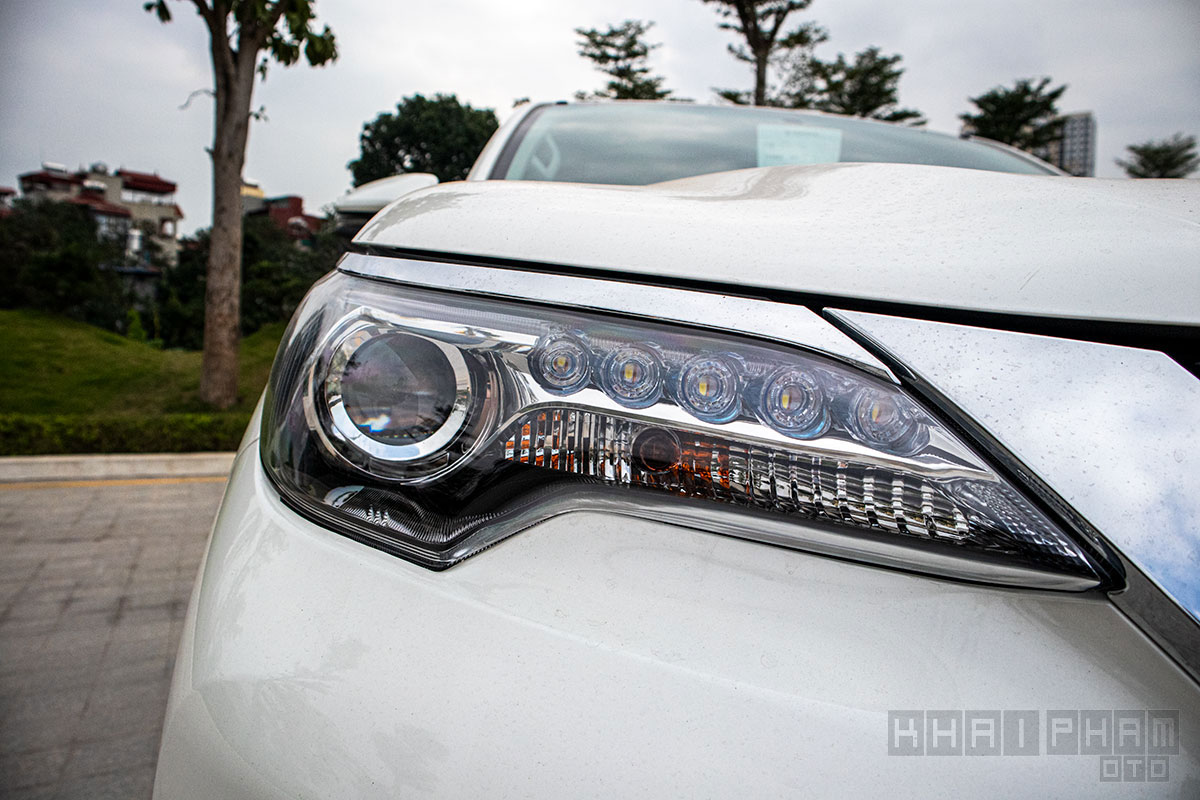 Đèn pha xe Toyota Fortuner 