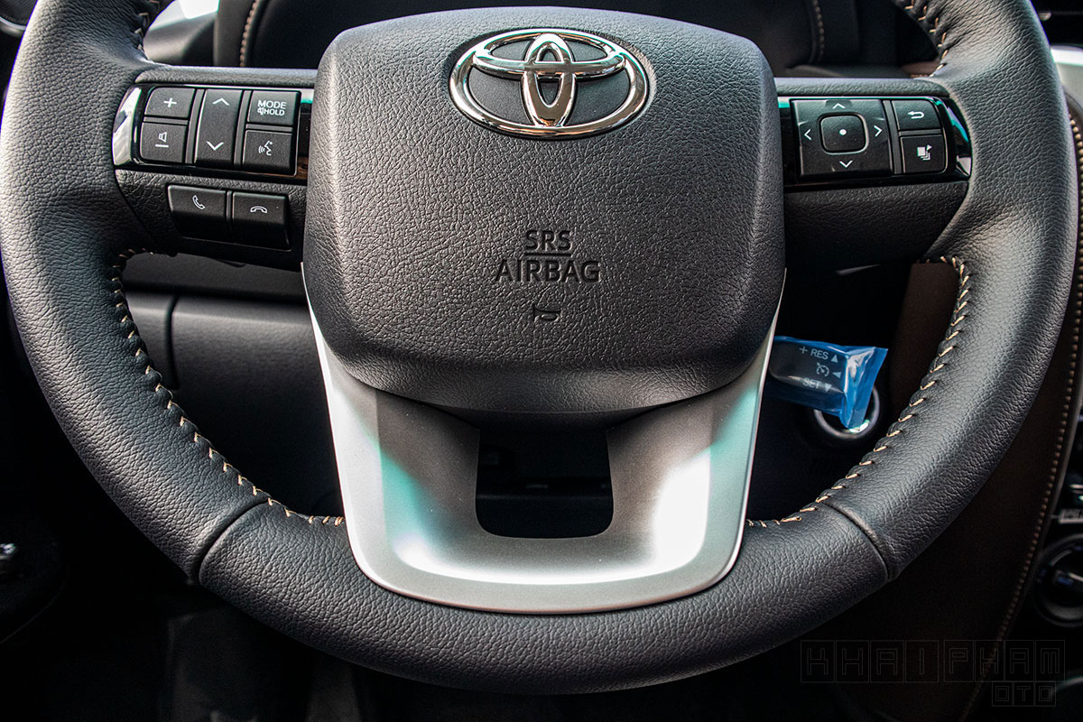 Đáy vô-lăng xe Toyota Fortuner 2020