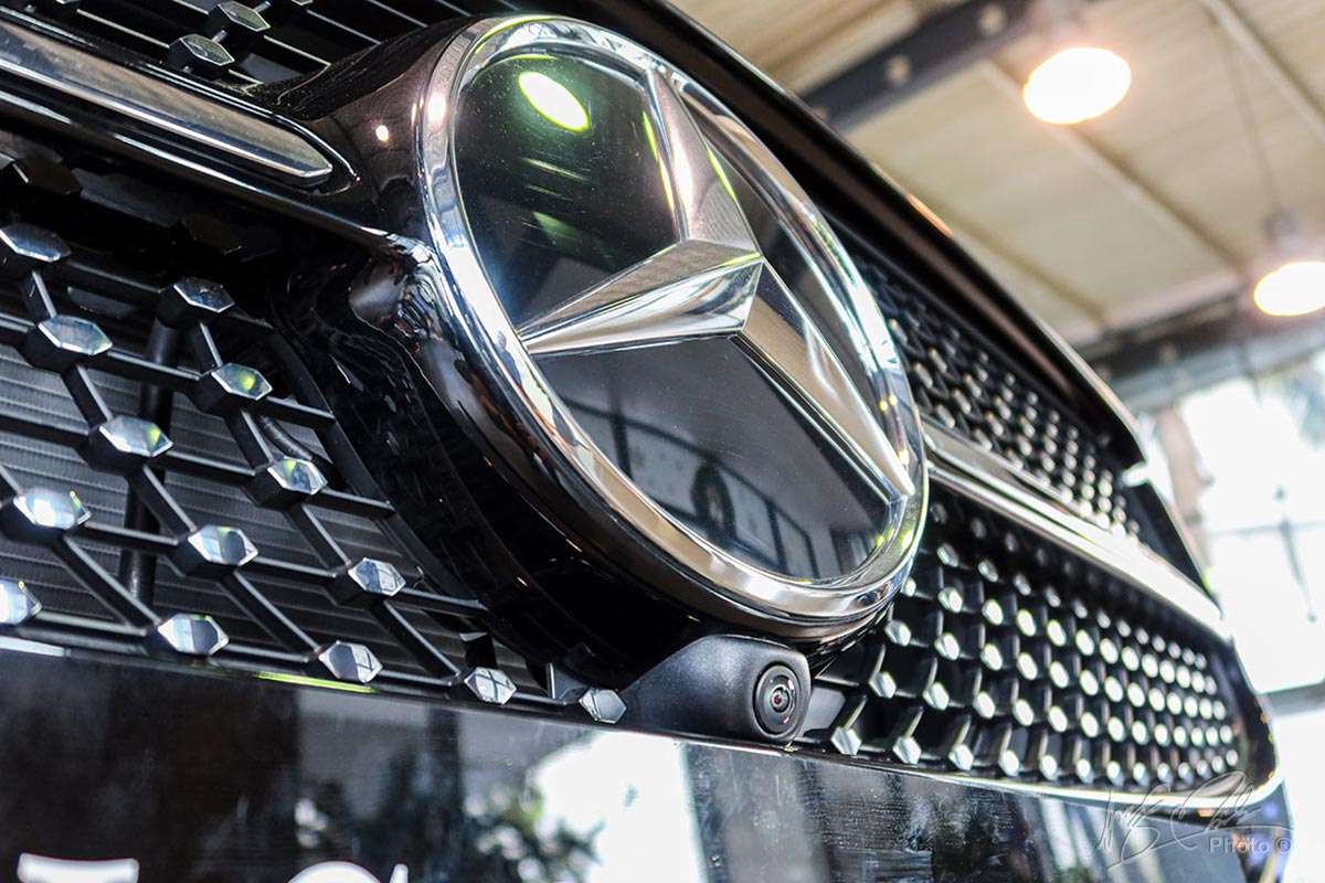 Camera được bố trí ngày phía dưới logo của Mercedes-Benz GLC 2020.