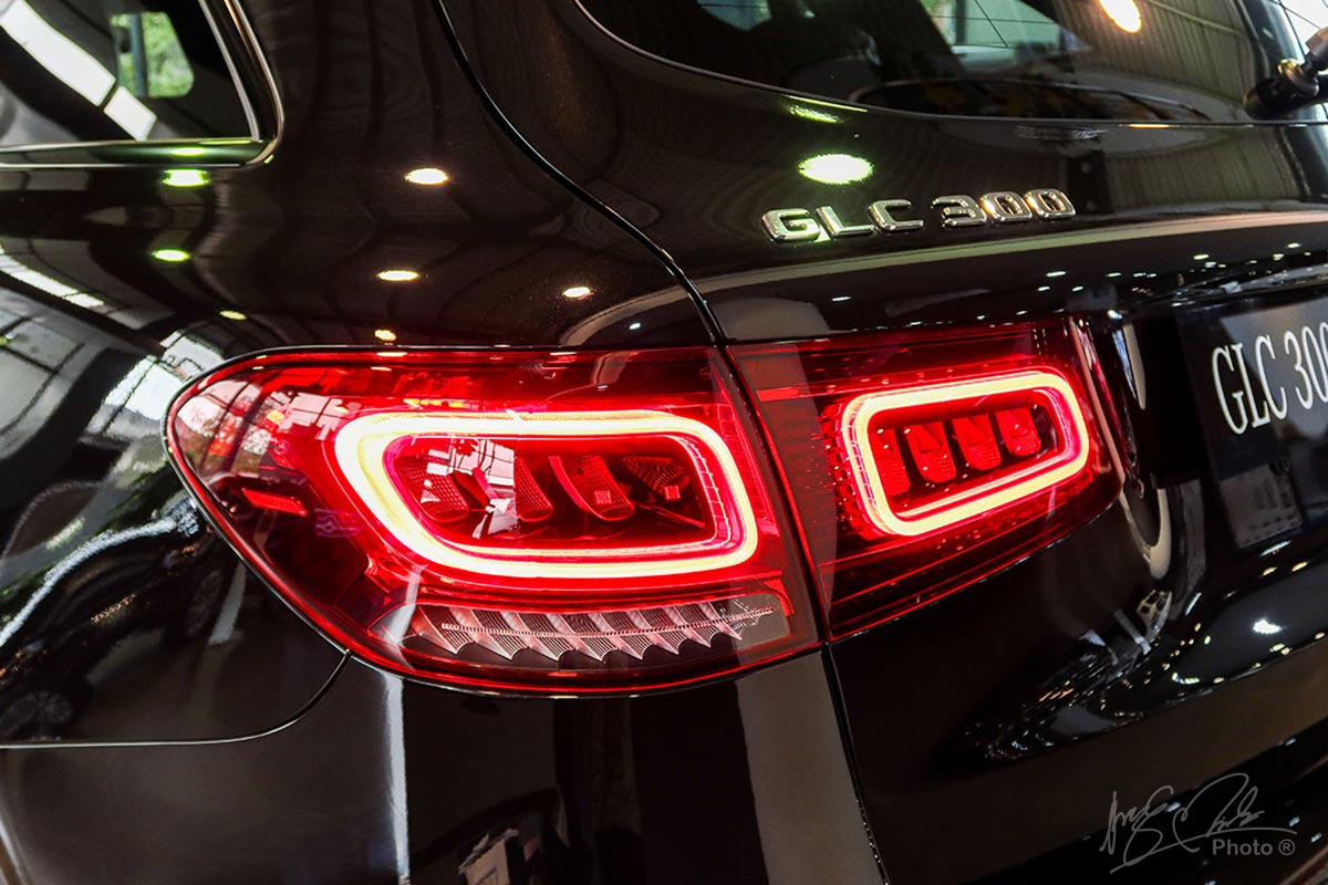 ụm đèn hậu LED mới trên Mercedes-Benz GLC 2020 với thiết kế đồ họa sợi quang theo dạng hộp.