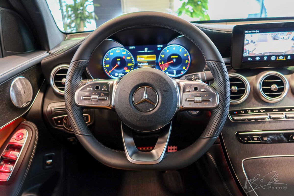 Vô-lăng của Mercedes-Benz GLC 2020 với các mảng mạ bạc rất sang trọng và đẳng cấp.