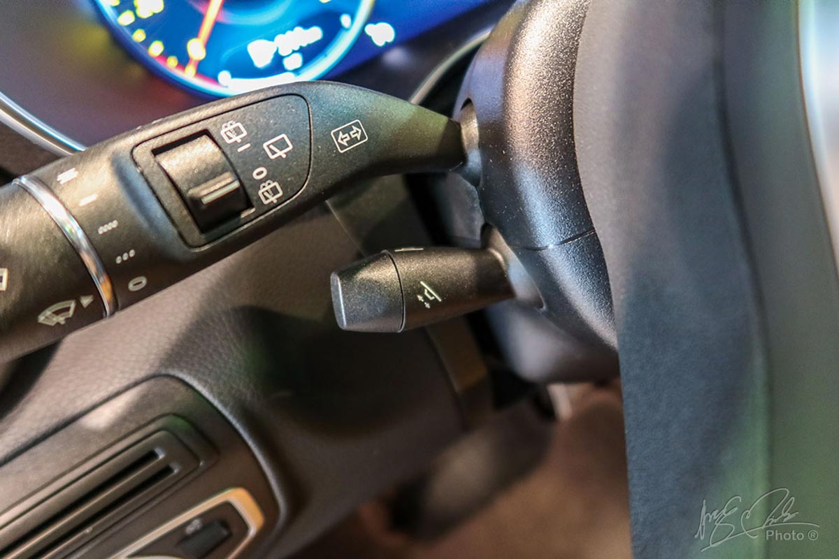 Đèn pha tự động thích ứng và gạt mưa tự động trên Mercedes-Benz GLC 2020.