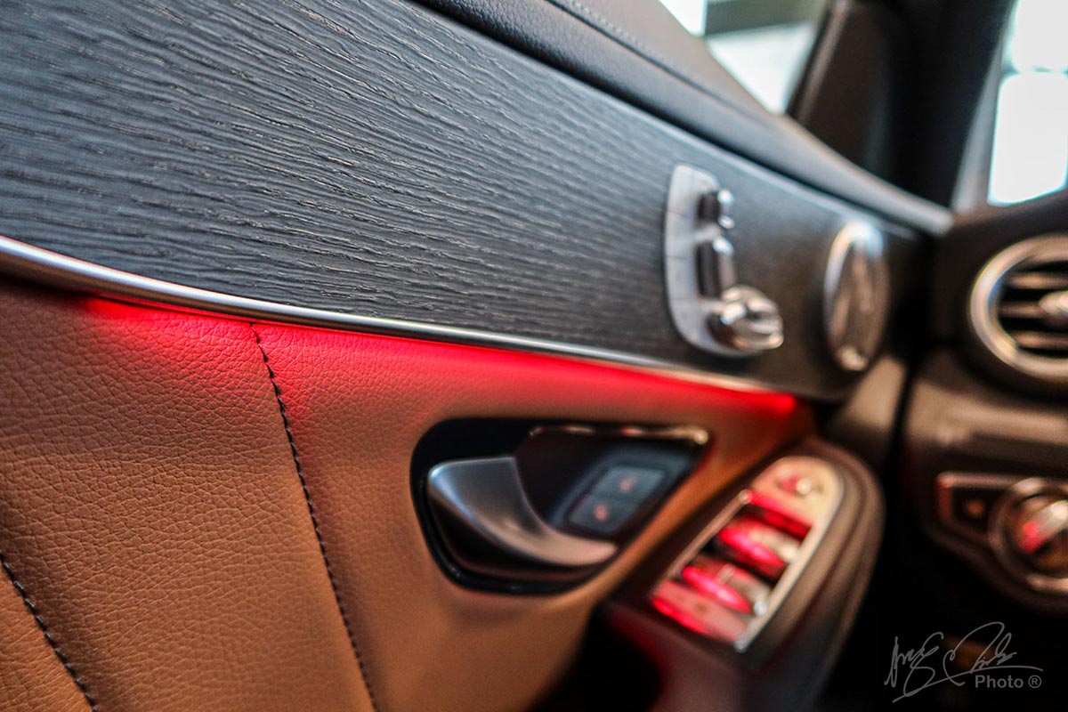 Đèn viền nội thất tăng từ 3 màu lên 64 màu sắc trên Mercedes-Benz GLC 2020.