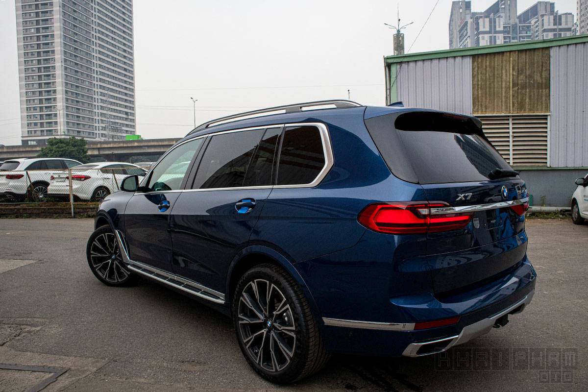 Ảnh chụp đuôi xe BMW X7 2020