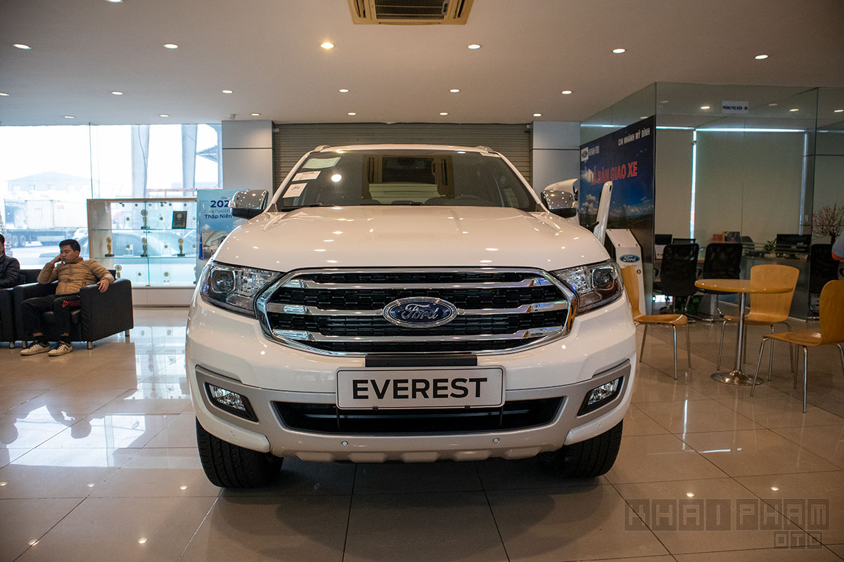 Ford Everest 2020 chụp từ đầu xe 