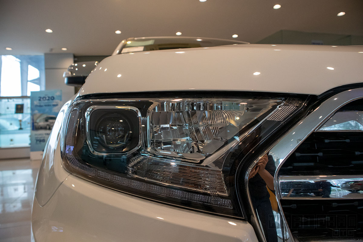 Đèn pha xe Ford Everest 2020