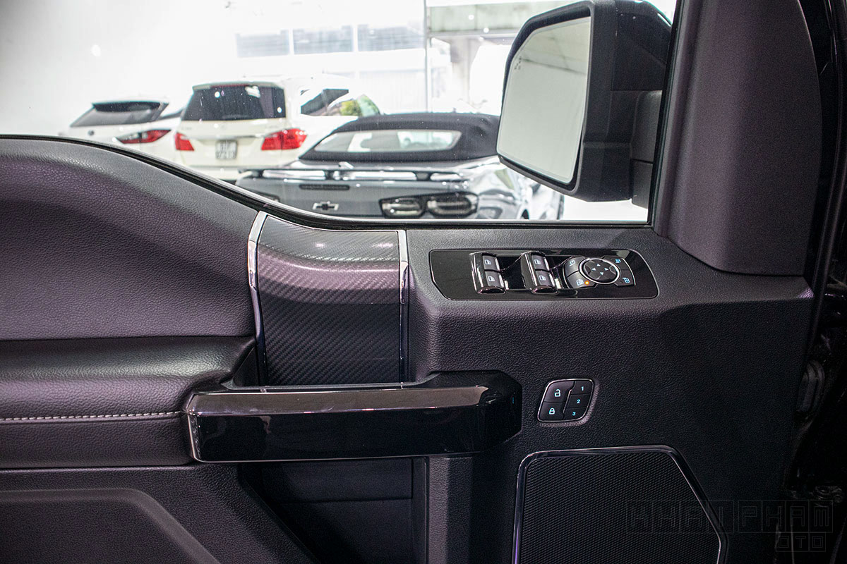 Tay nắm cửa trong xe Ford F-150 Harley-Davidson 2020